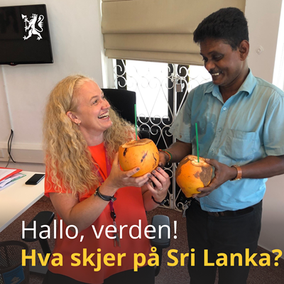 Norges ambassadør på Sri Lanka, Trine Eskedal, står og ler sammen med en lokal mann, hvor de begge drikker thambili.