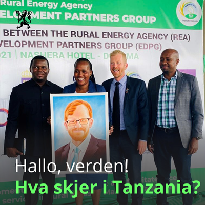 Ambassadør Børge Romsloe i Tanzania sammen med tre andre tanzanianere smiler.