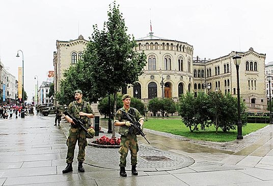 Soldater vokter Stortinget etter terrorangrepet 22. juli 2011