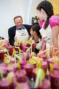 Landbruks- og matminister Lars Peder Brekk fikk servert syrlig smoothie under Smakens uke i 2010