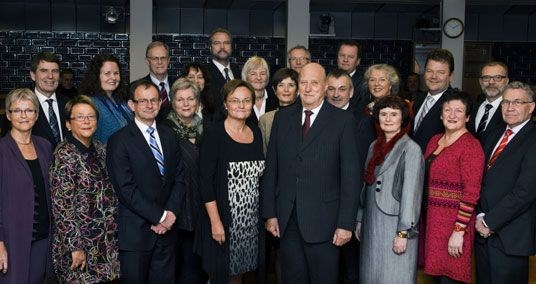 HM Kongen sammen med statsråd Rigmor Aasrud, departementsråd Ingelin Killengreen og fylkesmennene.