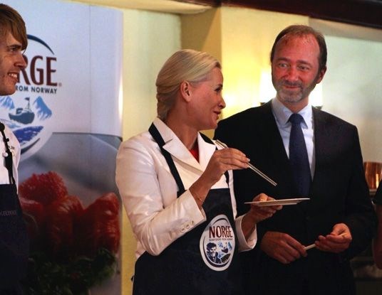 Den prisbelønte kokken Geir Skeie, H.K.H Kronprinsesse Mette-Marit og statsråd Trond Giske promoterer norsk laks i Indonesia. 