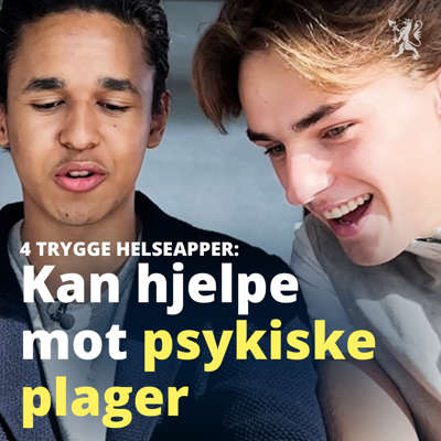 To personer ser på en skjerm og smiler