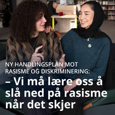 To kvinner ser på hverandre og smiler