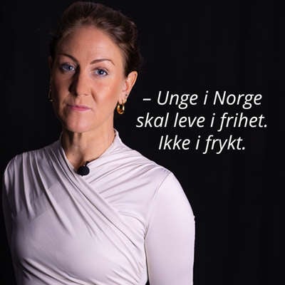 Tonje Brenna ser i kameraet. Svart bakgrunn. 