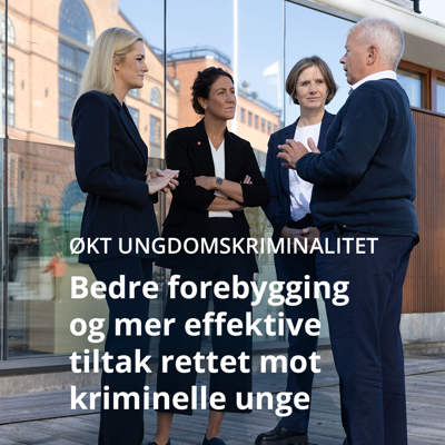 Bilde av justisminister Emilie Enger Mehl, barne- og familieminister Kjersti Toppe og arbeids- og inkluderingsminister Tonje Brenna som snakker med  statsforvalteren i Innlandet Knut Storberget.