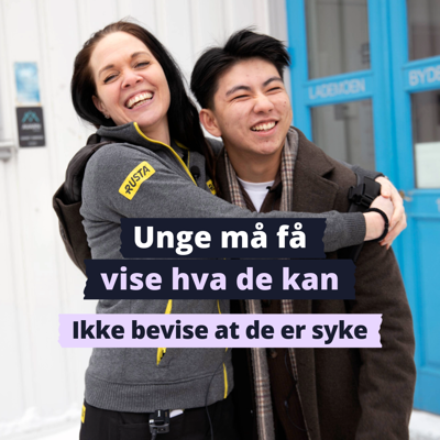 Kvinne smiler og gir klem til ung mann