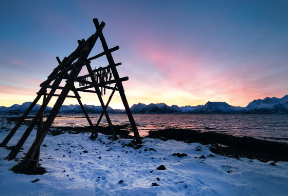 Vinterbilde med fjell, sjø og snø frå Sortland kommune.