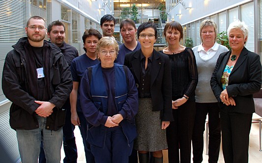 Statsråd Grande Røys med renholderne hos Trondheim Eiendom. Foto: Fornyings- og administrasjonsdepartementet