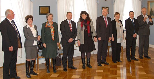 Fellesbilde av de nordiske samarbeidsministrene i Vilnius.