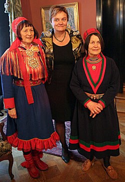 Statsråd Rigmor Aasrud sammen med prisvinnerne Máret Sara og Lajla Mattson Magga
