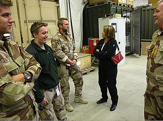 Forsvarsministeren hilste på norske soldater fra NSE (Nasjonalt støtteelement) i Kabul. Her på KAIA militærflyplass. - Foto: Forsvarsdepartementet.