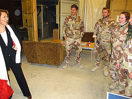 Forsvarsministeren hilste på norske soldater fra NSE (Nasjonalt støtteelement) i Kabul. Her på KAIA militærflyplass. - Foto: Forsvarsdepartementet.