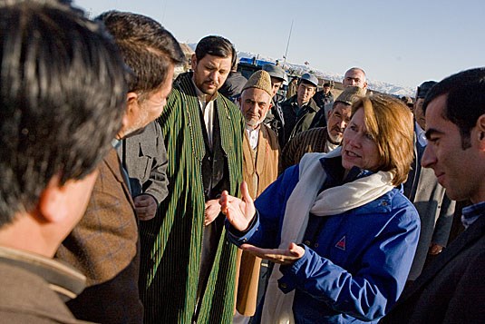 Forsvarsminister Grete Faremo i samtale med distriktsguvernør for Faryab provins Abdul Haq Shafaq