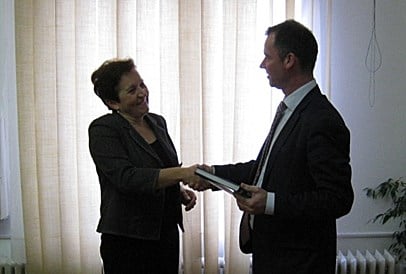 Viseforsvarsminister Marina Pendes og statssekretær Roger Ingebrigtsen. - Foto: Norges ambassade i Bosnia