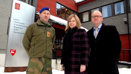 Politisk rådgiver Ragnhild Mathisen (i midten) hadde møter med blant annet generalmajor Jon Berge Lilland (t.v.) da hun besøkte Bardufoss.