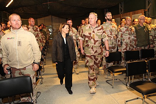 Forsvarsministeren og forsvarssjefen møtte soldatene i Mazar-e Sharif. - Foto: Per Ivar Strømsmoen, Forsvaret