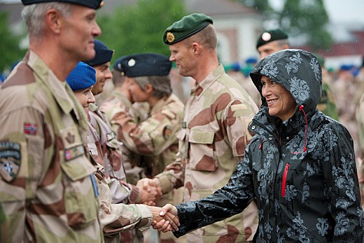 Forsvarsminister Grete Faremo hilser på soldater ved medaljeseremonien for PRT 16. - Foto: Torgeir Haugaard, Forsvarets mediesenter