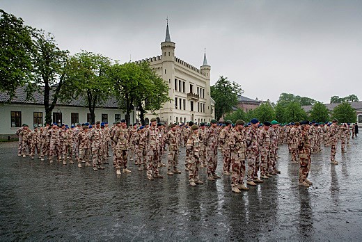 Soldatene i PRT 16 ved medaljeseremonien 10. juni 2011. - Foto: Torgeir Haugaard, Forsvarets mediesenter