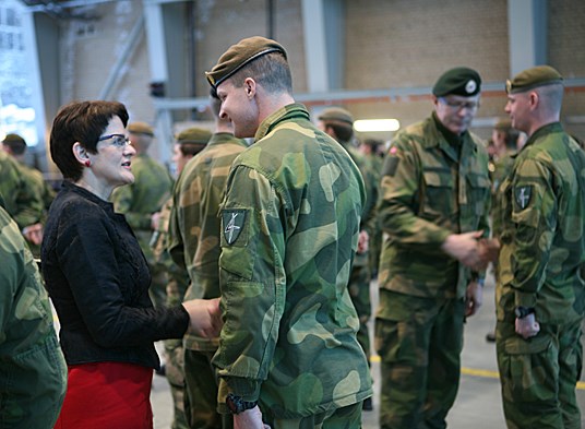 Fiskeri- og kystminister Lisbeth Berg-Hansen takker personellet fra OMLT4 for innsatsen. Til høyre: Generalløytnant Bernt Iver Ferdinand Brovold som fester medaljen på brystet til soldatene. - Foto: Christian Øverli