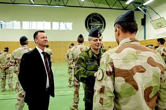 Statssekretær Roger Ingebrigtsen ved medaljetildeling til Norwegian Aeromedical Detachment 5. november 2010. - Foto: Stian Solum, Forsvarets mediesenter