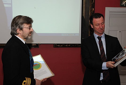 Statssekretær Roger Ingebrigtsen delte ut prisen til Jon Ole Siggerud. - Foto: Forsvarets logistikkorganisasjon.
