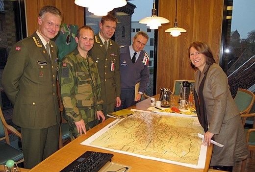 Forsvarsministeren og tidligere AFG-sjefer. Foto: Forsvarsdepartementet.