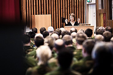Forsvarsminister Grete Faremo holder innlegg på verdiseminaret på Krigsskolen Linderud. - Foto: Anton Ligaarden, Forsvarets mediesenter