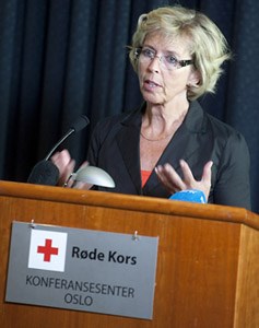 Forsvarsminister Anne-Grete Strøm-Erichsen presenterer soldatundersøkelsen "Regler i krig". - Foto: Olav O. Saltbones / Røde Kors