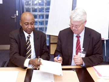 Direktør Amin Awad, UNHCR, og direktør Jon A. Lea, DSB, signerar ny samarbeidsavtale i Geneve 15. oktober 2009. Foto: UNHCR.