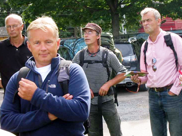 Storberget på pilegrimsvandring. Bak ham ser man prosjektleder Rolf, betjent Josef og fengselsprest Hans Olav.