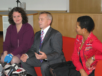 Helse- og omsorgsminister Sylvia Brustad, justisminister Knut Storberget og barne- og likestillingsminister Manuela Ramin-Osmundsen under presentasjonen av handlingsplanene "Vendepunkt".