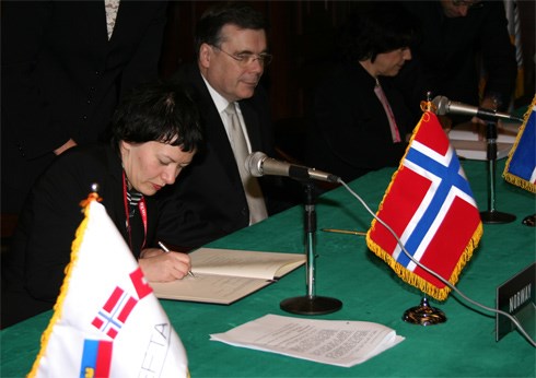 Fiskeri- og kystminister Helga Pedersen undertegnet frihandelsavtalen mellom EFTA og Sør-Korea i Hong Kong 15.desember.