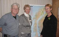 Håkon Skjolden og Kirsten Feyfart fra Røyken frivillighetssentral og statssekretær Randi Øverland.