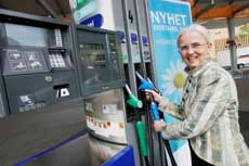 Miljøvernminister Helen Bjørnøy fylte den første norske bilen med E85. Foto: Scanpix.