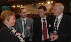 Norsk delegasjon i Buenos Aires, f.v. Statssekretær Sylvi Graham, UD, Statssekretær Øyvind Håbrekke, MD, Miljøvernminister Knut Arild Hareide og Norges forhandlingsleder Harald Dovland, MD. Foto: Aftenposten