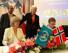 Norges ambassadør til Kina, Thor Chr. Hildan, og nestlelder i UNDP Beijing, Alessandra Tisot, undertegnet avtalene i Beijing under påsyn av miljøvernminister Helen Bjørnøy og teamleder for miljø og energi i UNDP, Kishan Khoday.