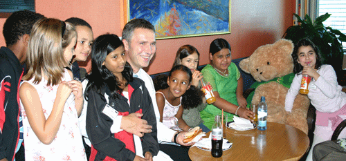 Statsminister Jens Stoltenberg og barn fra Gamlebyen skole