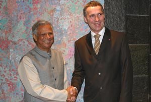 Fredsprisvinner Muhammad Yunus og statsminister Jens Stoltenberg. Foto: SMK
