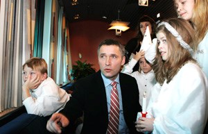 Statsministeren og barn fra Løren skole på Lucia-dagen. Foto: Scanpix