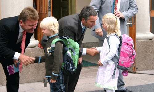 Statsminister Stoltenberg og Kunnskapsministeren hilser på elever ved Bekkelaget skole