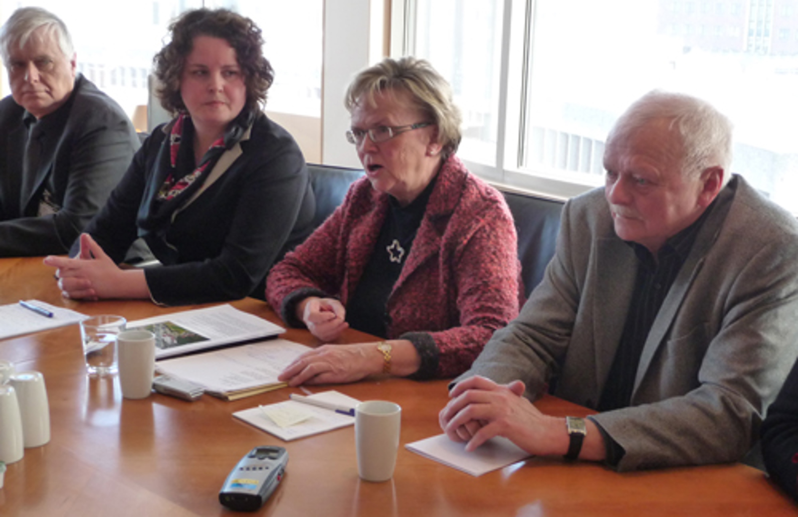 Fylkesordfører Nils R. Sandal, nærings- og handelsminister Sylvia Brustad, kommunal- og regionalminister Magnhild Meltveit Kleppa og ordfører Kjartan Longva. Høyanger Foto: KRD/EBJ