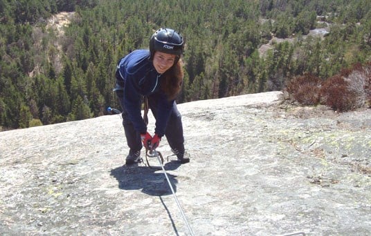 Elev på videregående skole utøver fjellklatring.