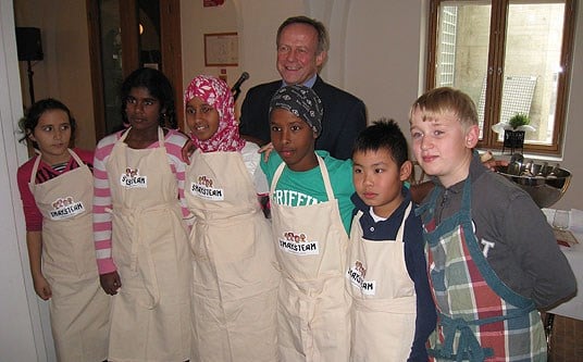 Landbruks- og matminister Lars Peder Brekk og noen av de unge kjøkkensjefene under åpningen av Smakens Uke