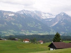 HELE GÅRDEN: Bøndene i Allgäu er opptatt av å pleie det flotte kulturlandskapet fordi det er en vesentlig del av det reiselivsproduktet de selger. FOTO: LMD