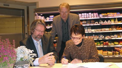 Avtalen signeres av adm dir Svein Fanebust i Coop Norge AS og adm dir Gabriella Dånmark, mens statssekretær Ola T Heggem bivåner det hele. Foto: LMD