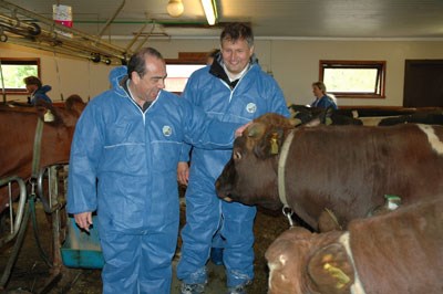 EU-kommisær Markos Kyprianou på gårdsbesøk  i Hadsel. Foto: Astraea Antal, LMD