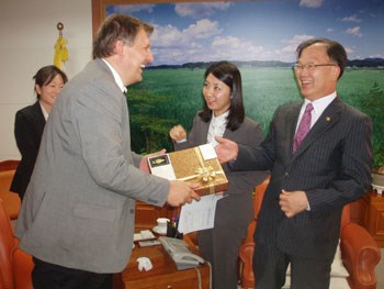 WTO: Terje Riis-Johansen og Sør-Koreas landbruksminister Sang Gyu Im. Foto: LMD