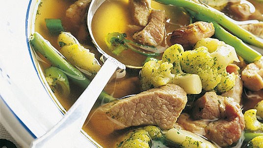 Fersk suppe med svinekjøtt