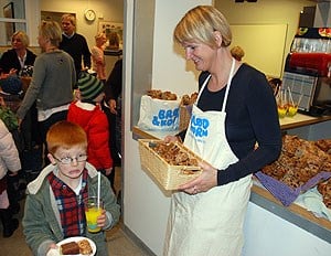 Smakens uke: Samtlige elver ved Kastellet skole fikk være med på festen da vinneren av Årets grovis-konkurranse bød på smakstest. Foto: Opplysningskontoret for brød og korn